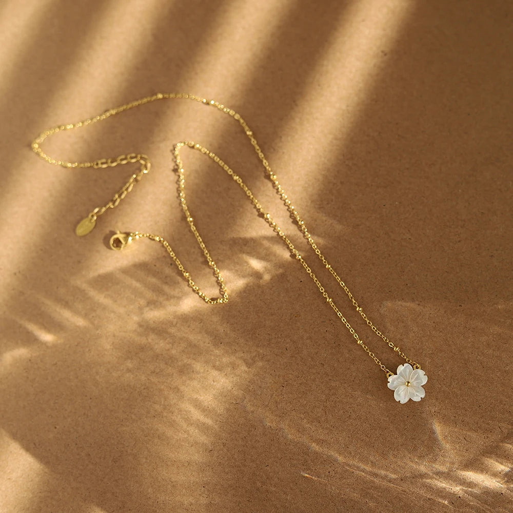 White Natural Shell Peach Blossom Pendant Necklace Clavicle Chain for Women Temperament Stainless Steel Plated 18K Gold Jewelry