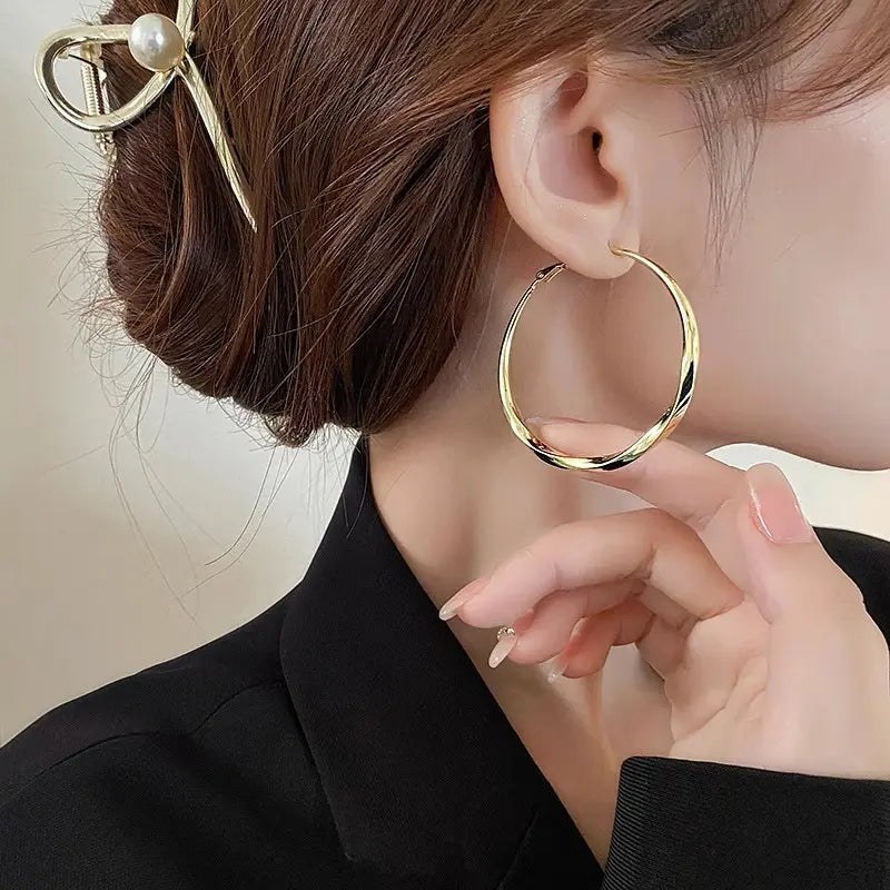 Golden Hoop Earrings for Women the Twisted Close-Fitting Hoop Shape Is Crafted with Gold-Plated Material and S925 Silver Pins Light Luxury Elegant Unique and Minimalist Style