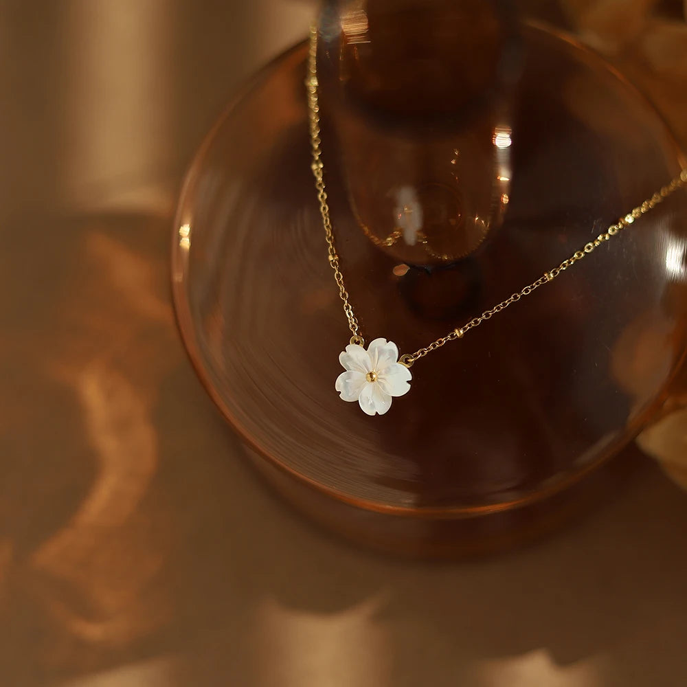 White Natural Shell Peach Blossom Pendant Necklace Clavicle Chain for Women Temperament Stainless Steel Plated 18K Gold Jewelry