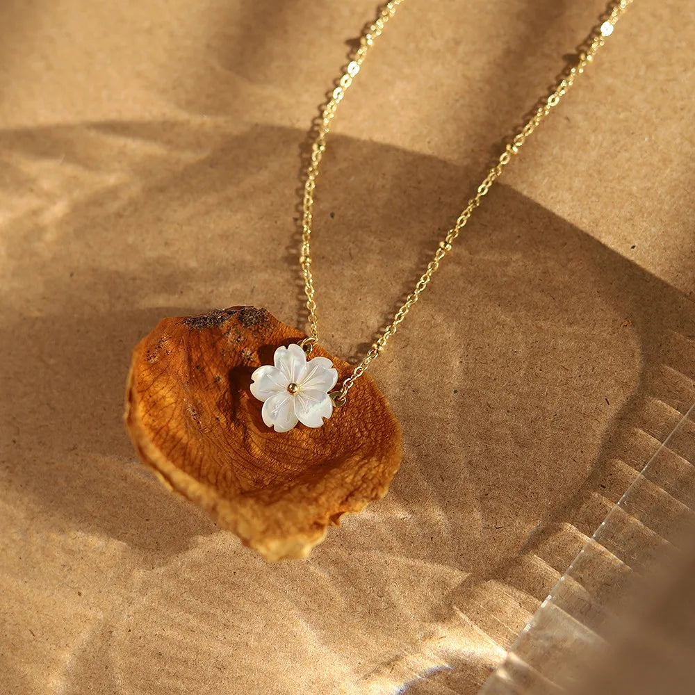 White Natural Shell Peach Blossom Pendant Necklace Clavicle Chain for Women Temperament Stainless Steel Plated 18K Gold Jewelry