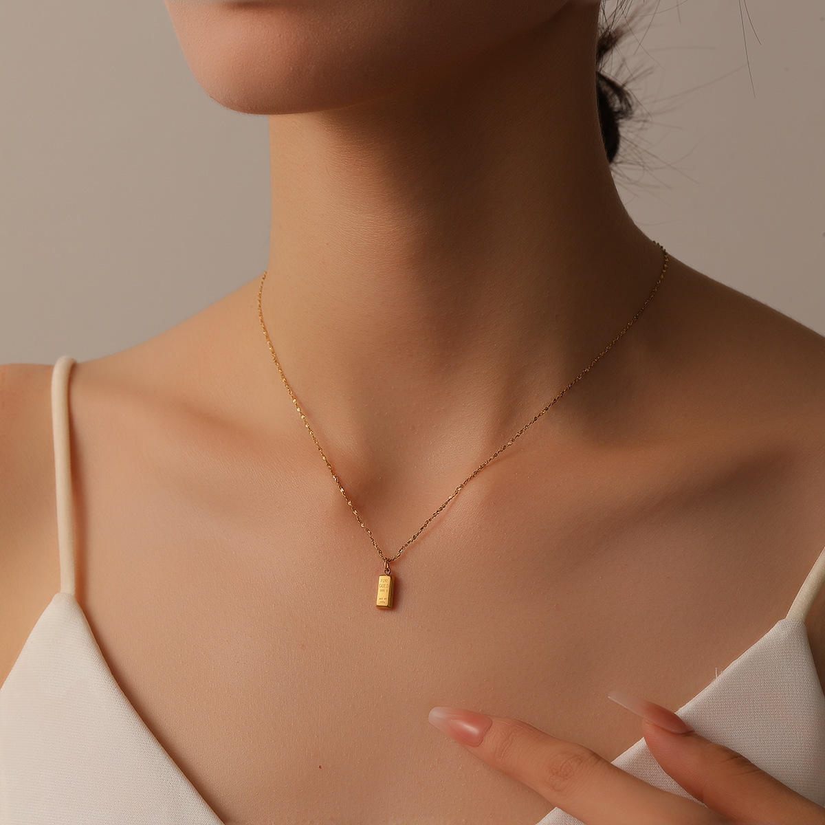 Collana con pendente rettangolare color oro