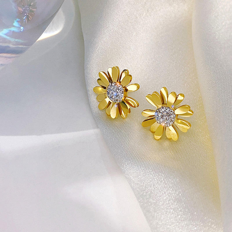 Gioielli Margherita color oro con dettagli luminosi