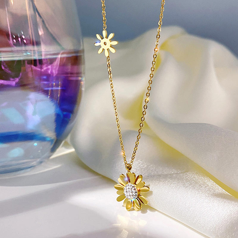 Gioielli Margherita color oro con dettagli luminosi