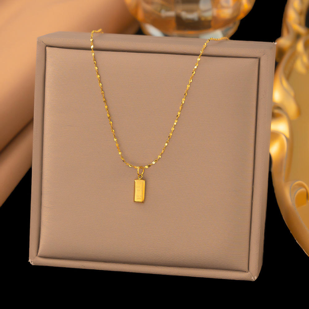 Collana con pendente rettangolare color oro