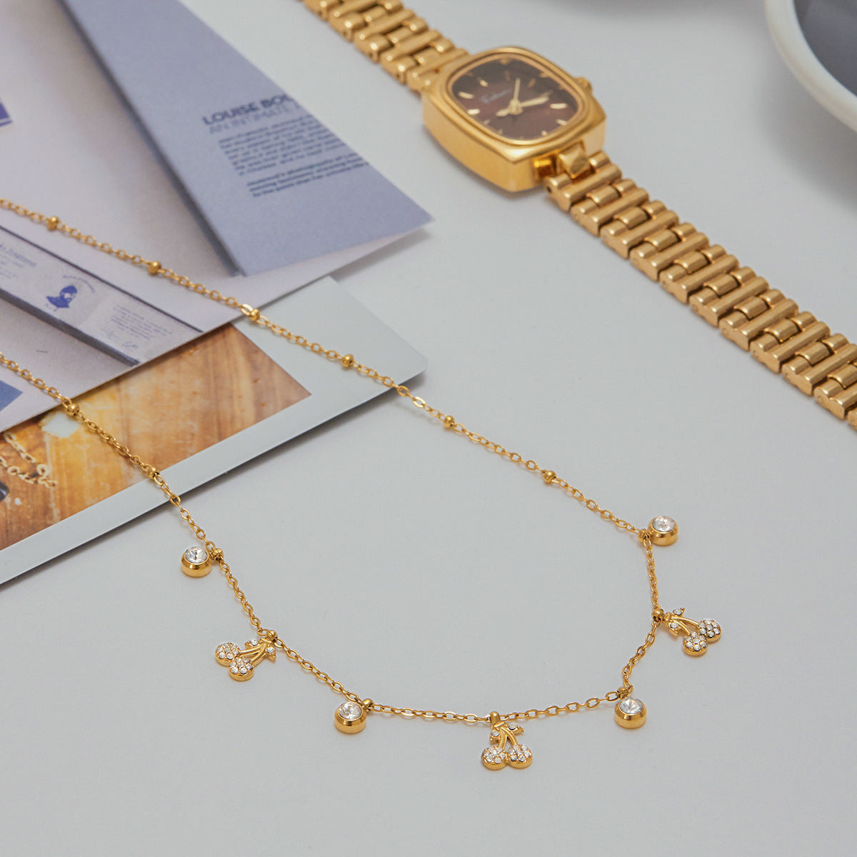 Collana Cherry Charm – Acciaio Dorato & Cristalli
