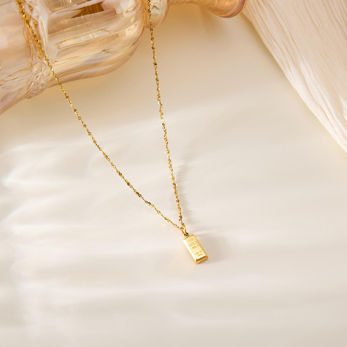 Collana con pendente rettangolare color oro
