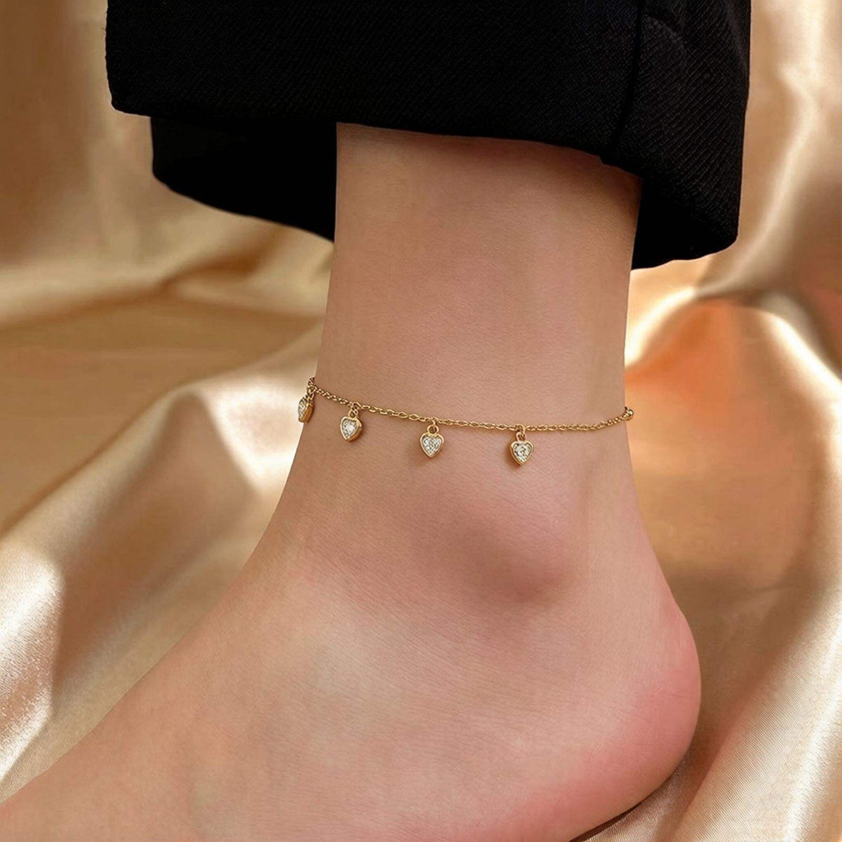 Cavigliera color oro con cuori luminosi