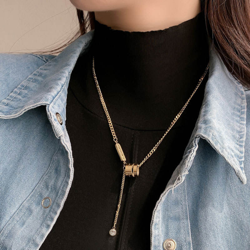 Collana con anelli e pendente luminoso