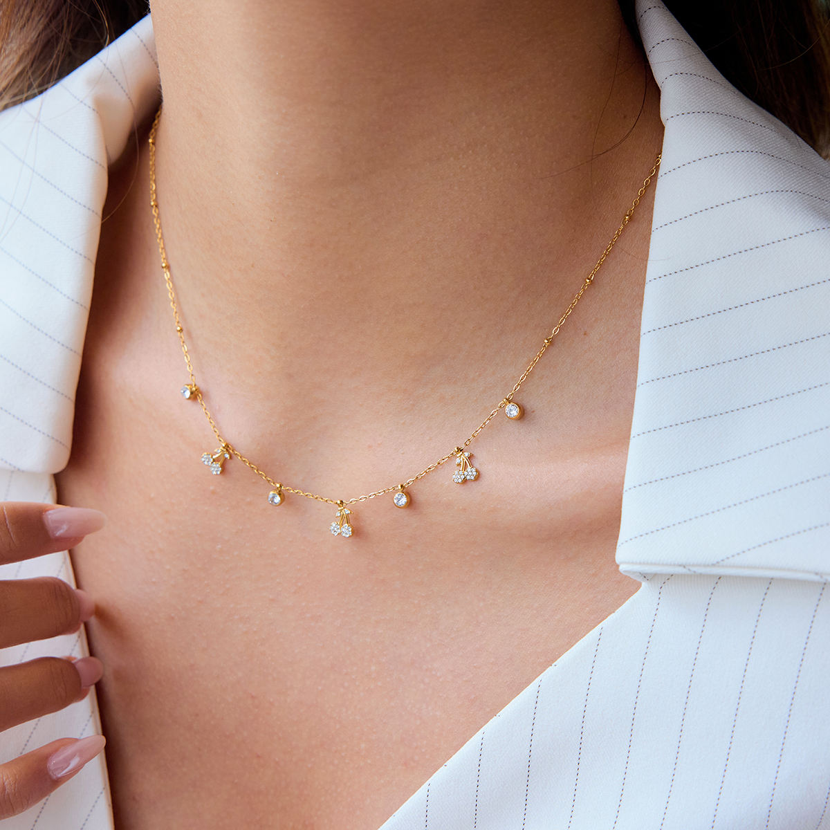 Collana Cherry Charm – Acciaio Dorato & Cristalli