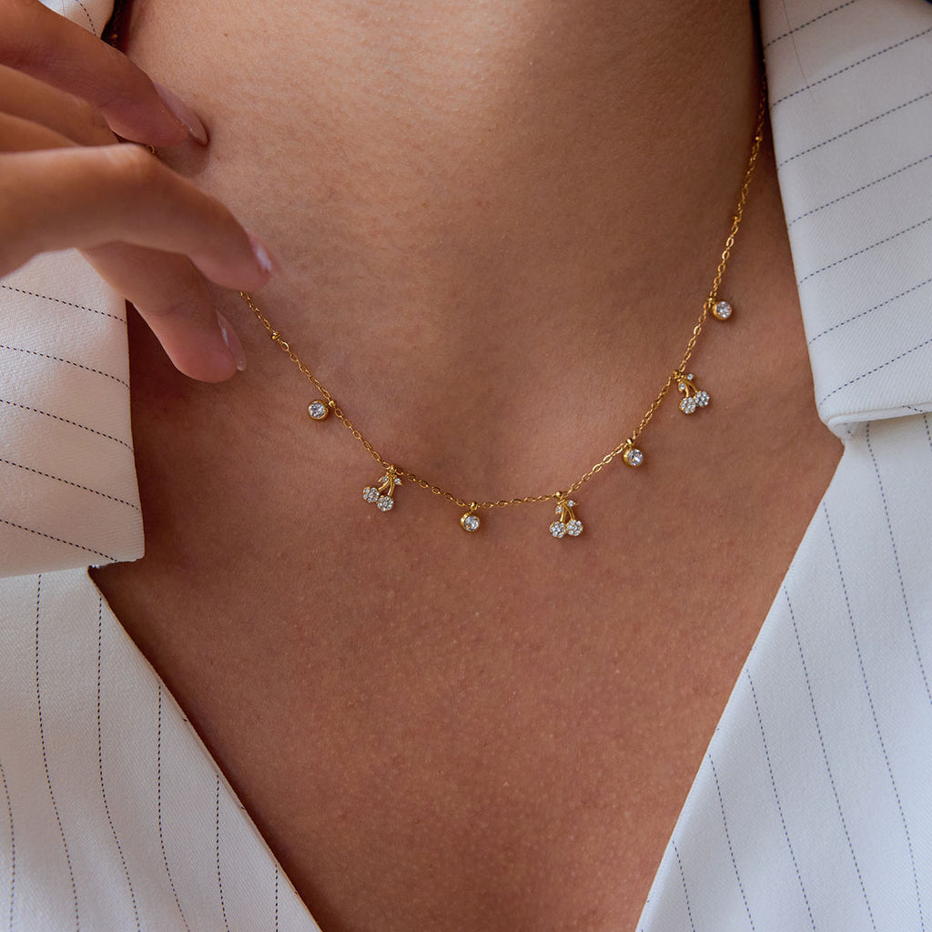 Collana Cherry Charm – Acciaio Dorato & Cristalli