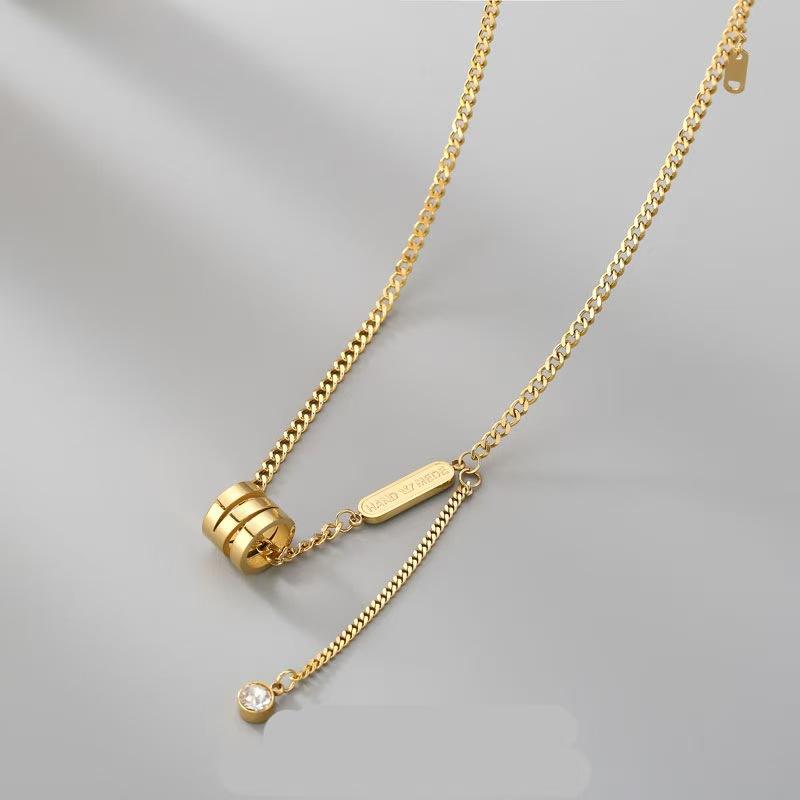 Collana con anelli e pendente luminoso