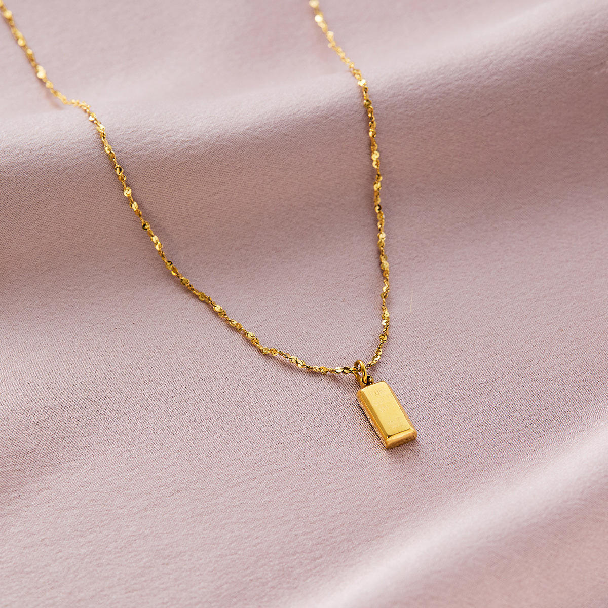 Collana con pendente rettangolare color oro