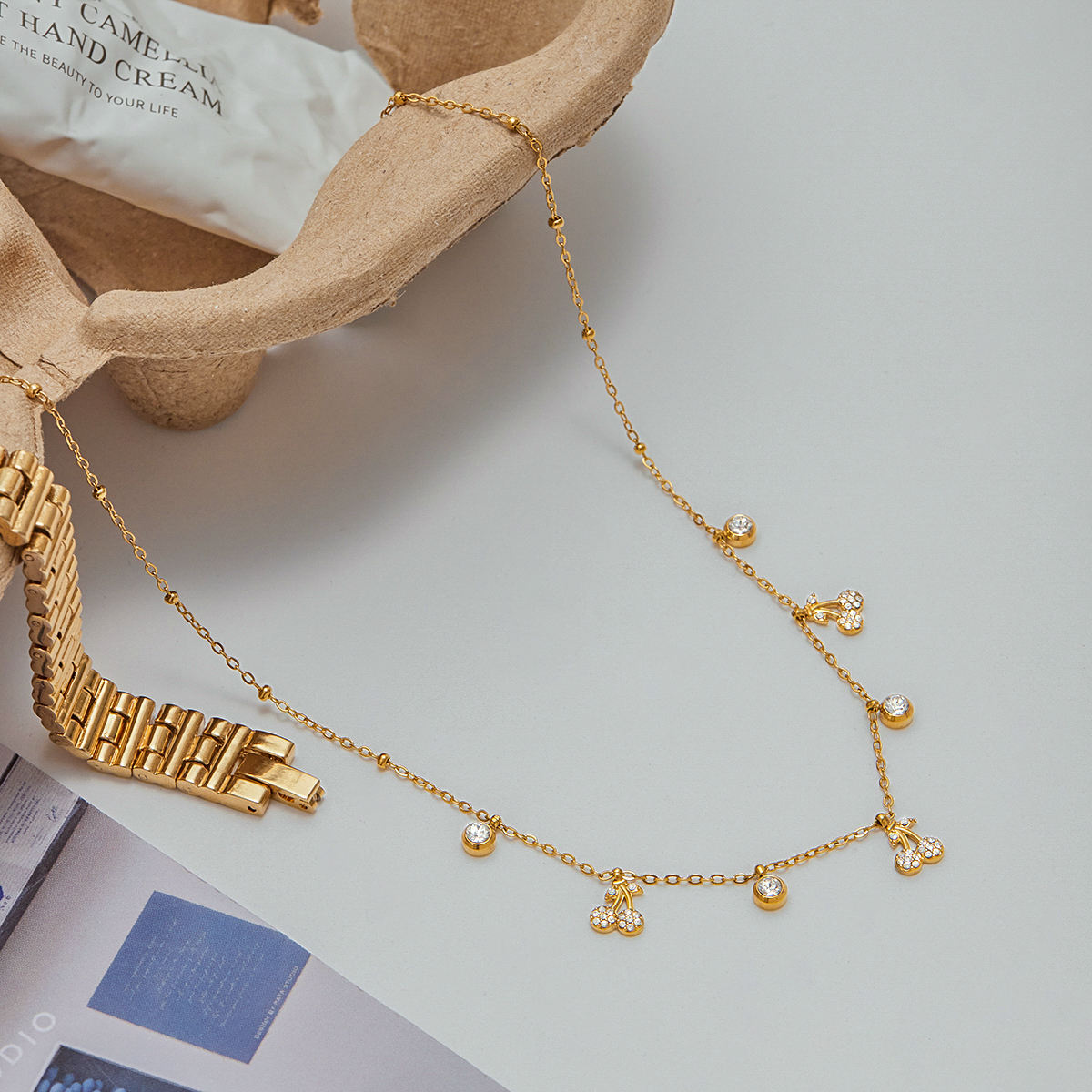 Collana Cherry Charm – Acciaio Dorato & Cristalli
