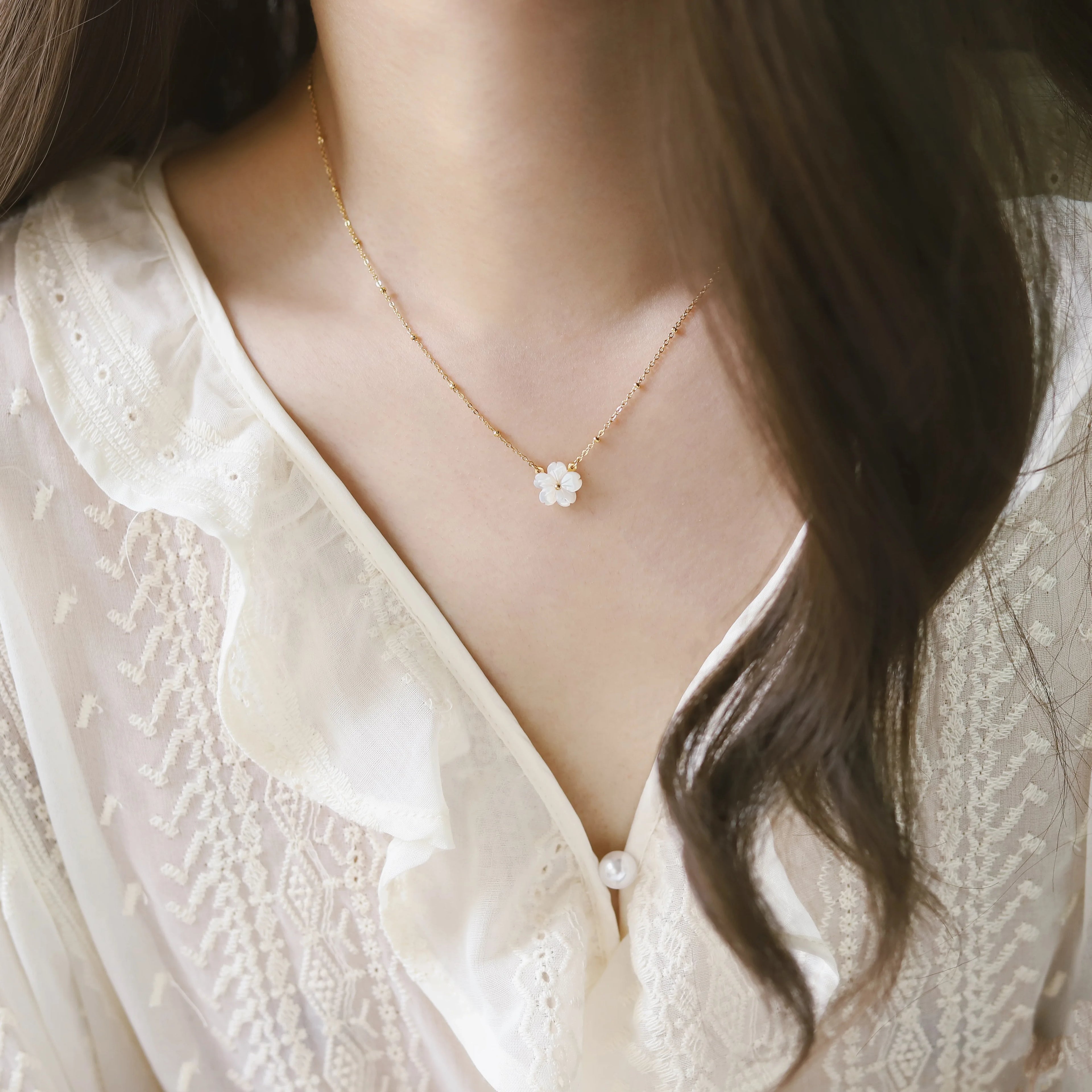 White Natural Shell Peach Blossom Pendant Necklace Clavicle Chain for Women Temperament Stainless Steel Plated 18K Gold Jewelry
