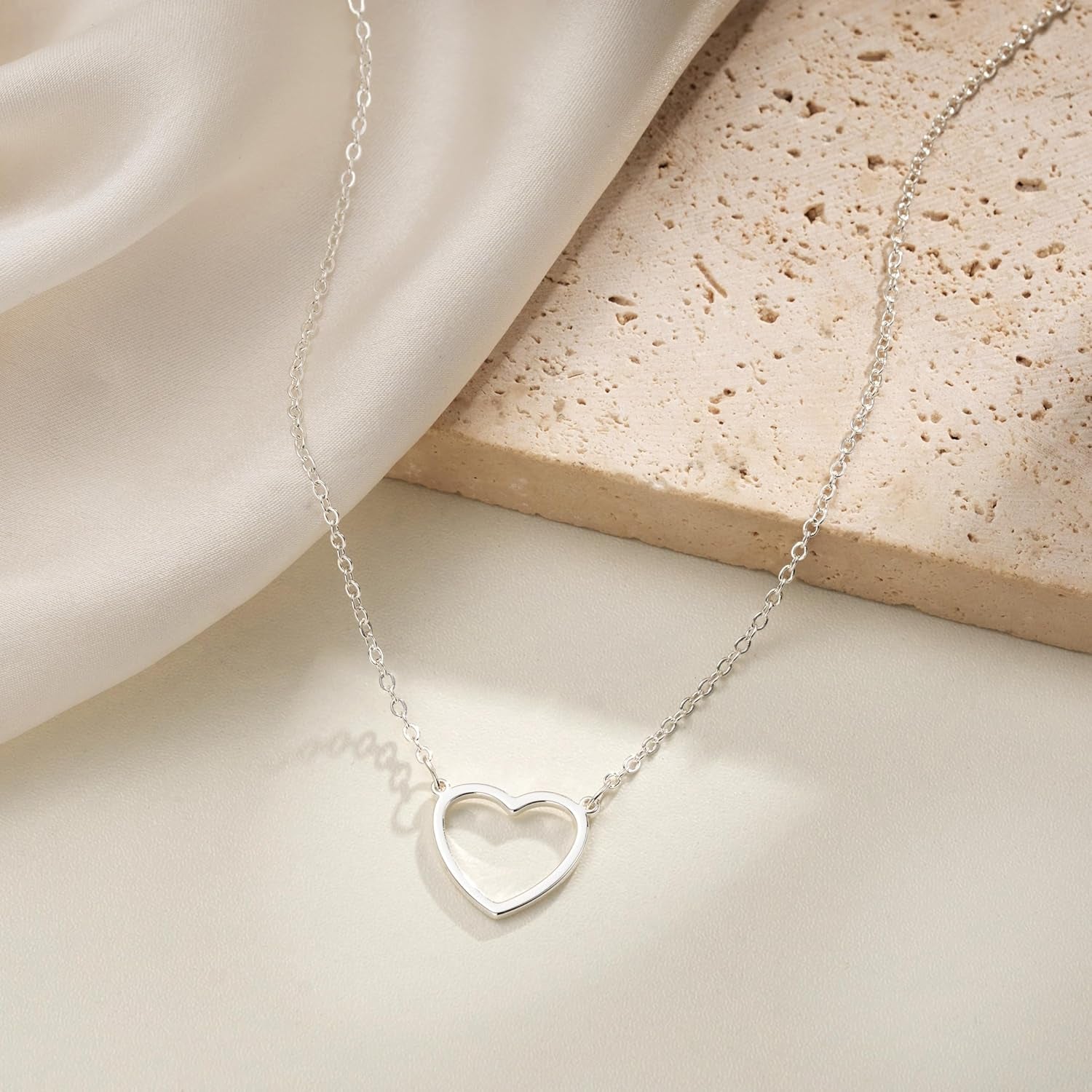 Collana Cuore Donna Collana Girocollo Con Ciondolo a Forma Di Cuore Placcato in Oro 18K Collana a Cuore Cavo Collana in Oro Con Ciondolo Collana Regali per La Festa Della Mamma