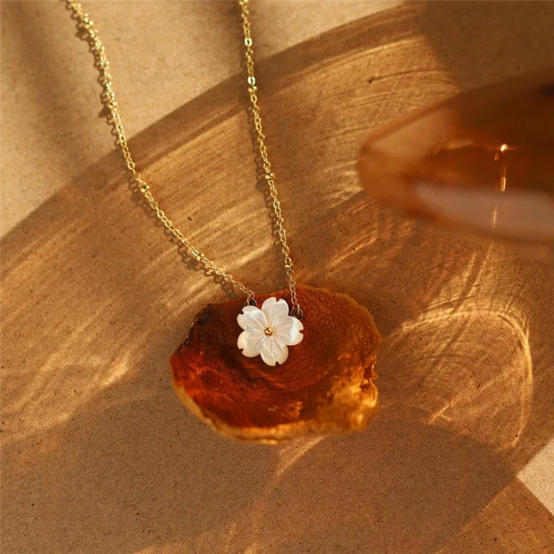 White Natural Shell Peach Blossom Pendant Necklace Clavicle Chain for Women Temperament Stainless Steel Plated 18K Gold Jewelry