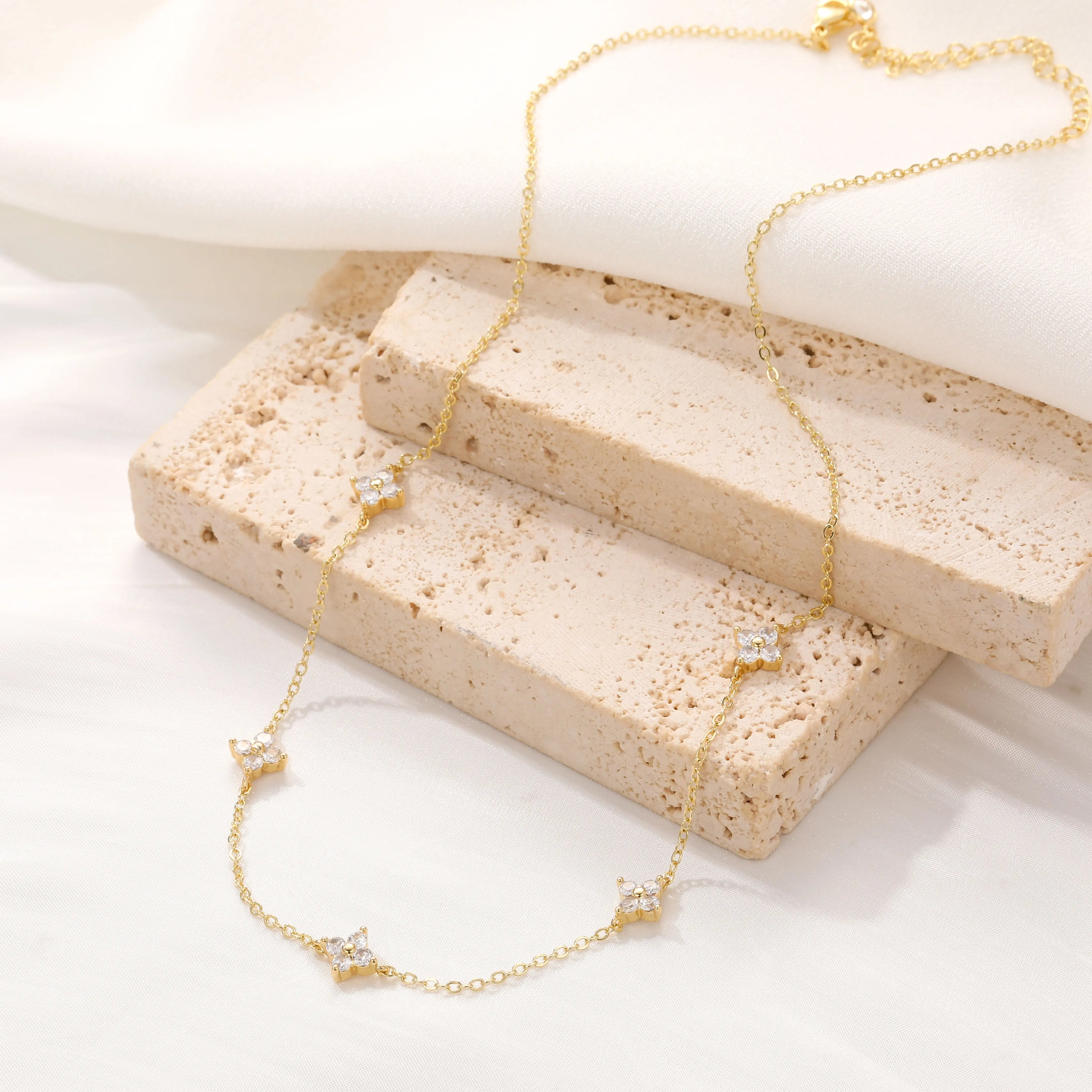 Dainty Flower Necklace, 14K Gold-Plated Flower Collarbone Chain, Ladies' Cute Simulated Diamond Necklace, Fashion Jewelry Gift, Jewelry Necklace for Teen Girls Gift, Mother’S Day Gift