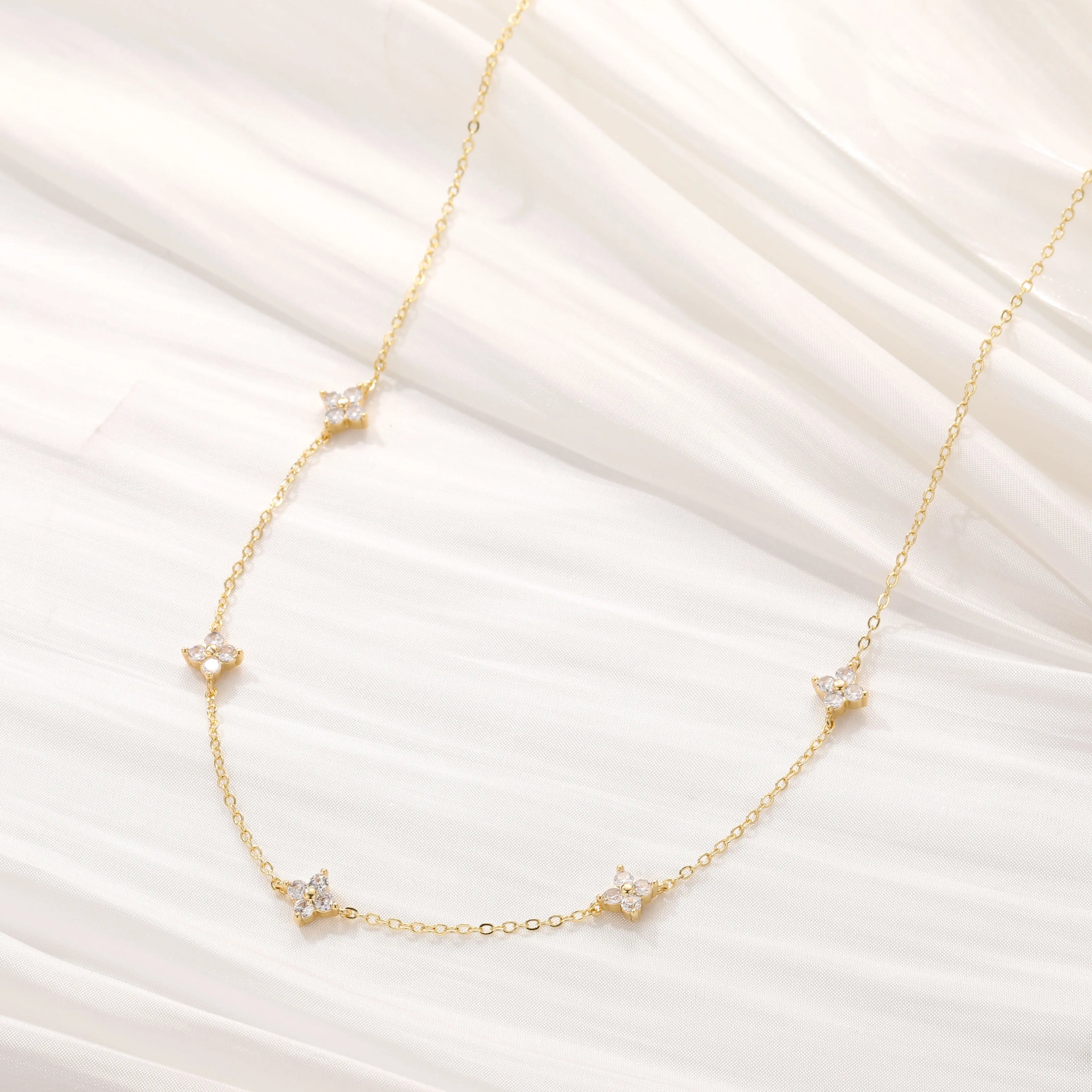 Dainty Flower Necklace, 14K Gold-Plated Flower Collarbone Chain, Ladies' Cute Simulated Diamond Necklace, Fashion Jewelry Gift, Jewelry Necklace for Teen Girls Gift, Mother’S Day Gift