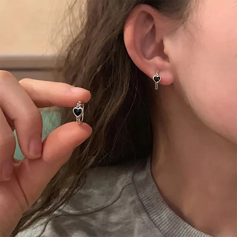 Korean Black Twisted Silver Color Hoops Earrings Love Heart Circle Earrings for Women Simple Cool Party Jewelry Accessories Aros